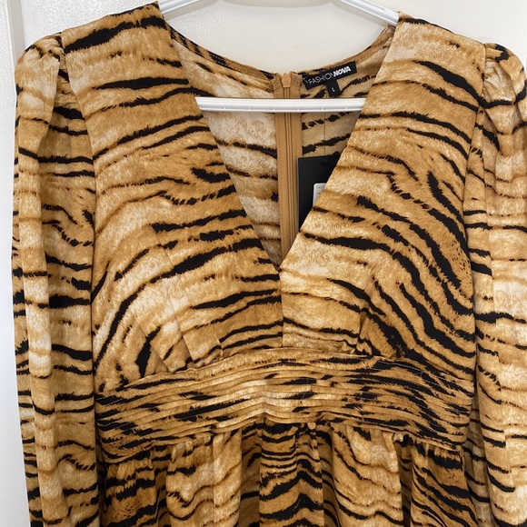 Mini brown combo dress from Fashion Nova size large but can fits medium size - Picture 3 of 9